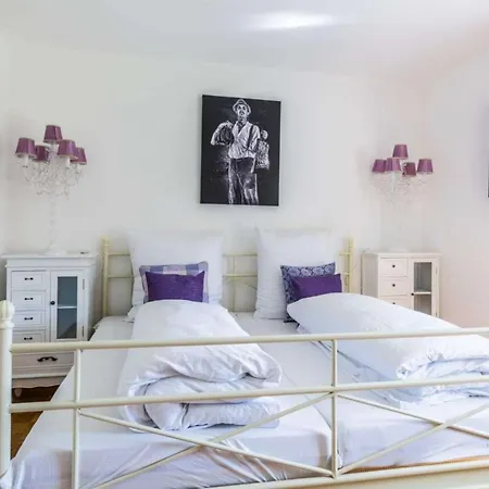 Herrenhaus Baerenschloessle 1 - 3500 M2 - 18 Personen *