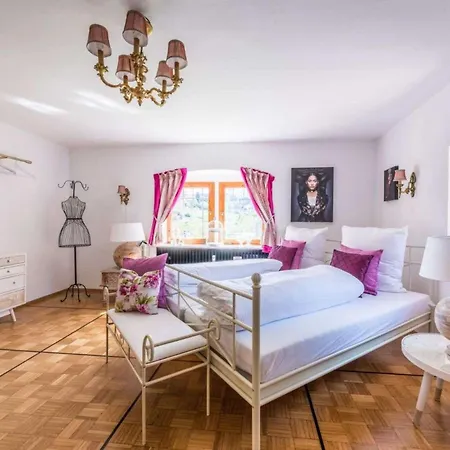 Herrenhaus Baerenschloessle 1 - 3500 M2 - 18 Personen Сasa de vacaciones